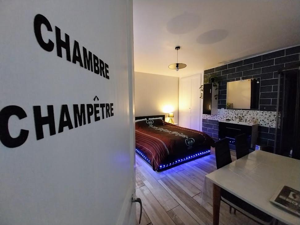Au Pays D'Angeline Hotel La Pacaudière Cameră foto